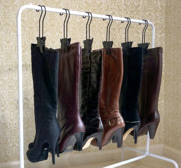 Winterschuhe an Kleiderbügeln