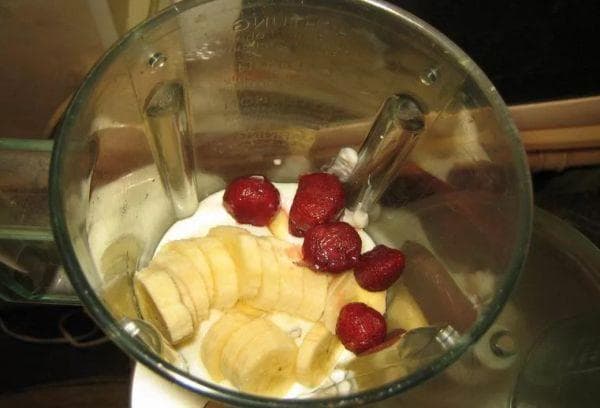 Selbstgemachter Joghurt mit Erdbeeren und Bananen aus dem Mixer