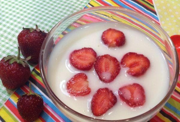 Kefir-Geleepudding mit Erdbeeren