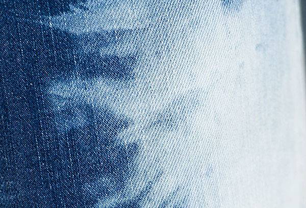 Gebleichter Jeansstoff