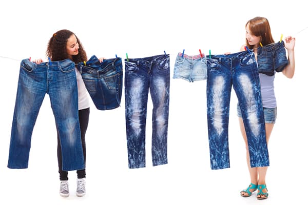 Mädchen haben Jeans gewaschen