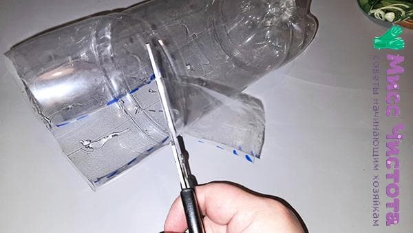Zerschneiden einer Plastikflasche