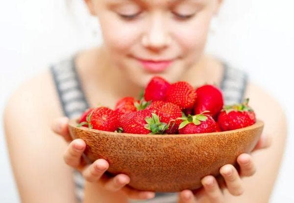 Frau mit Erdbeeren
