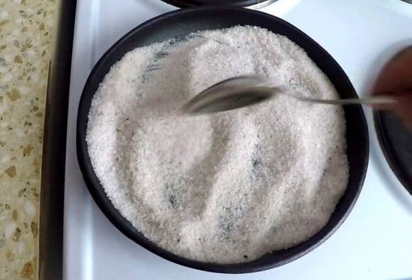Einbrennen der Pfanne mit Salz