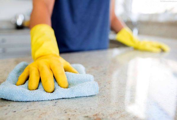 Reinigung der Arbeitsplatte