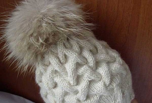 Gestrickte Mütze mit Fellpompon