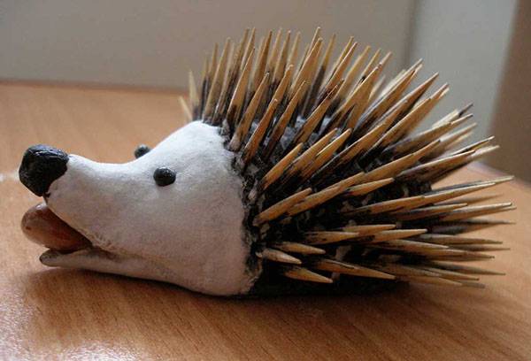 Igel aus Salzteig und Zahnstochern