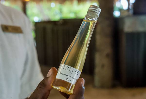 Kokosöl in der Flasche