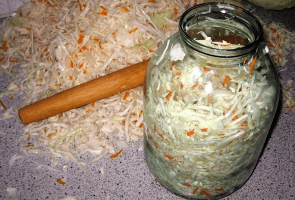 Der Prozess des Einlegens von Sauerkraut