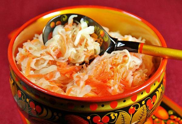 Sauerkraut in einer bemalten Schüssel