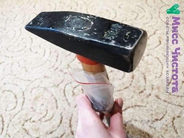 Aufbewahrung von Nägeln am Hammer im Beutel