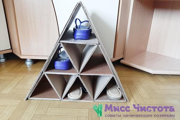 Karton-Organizer mit Schuhen