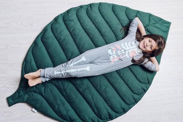Mädchen auf einem Blatt-Teppich