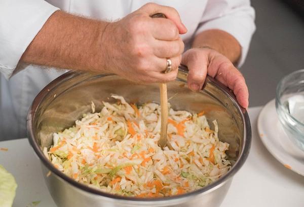 Einstechen von Sauerkraut