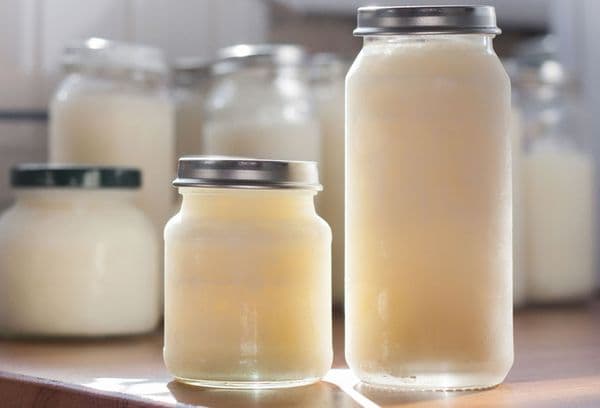 Muttermilch in Glasfläschchen