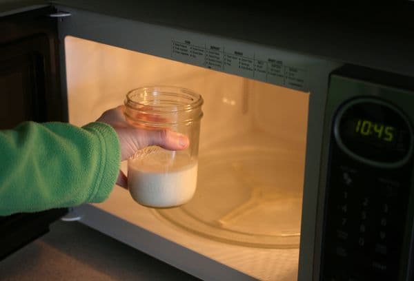 Glas Milch in der Mikrowelle