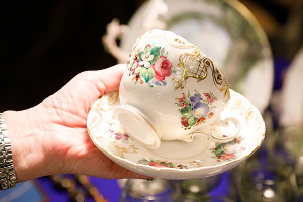 Porzellan-Teetasse mit Untertasse