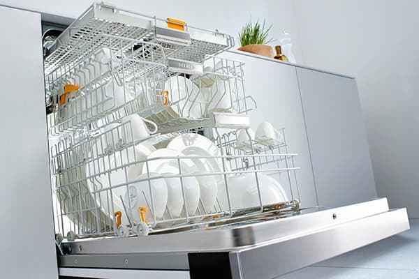 Porzellangeschirr in der Geschirrspülmaschine