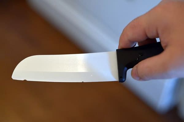 Beschädigtes Messer mit Keramikklinge