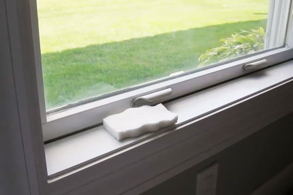 Melaminschwamm am Fenster