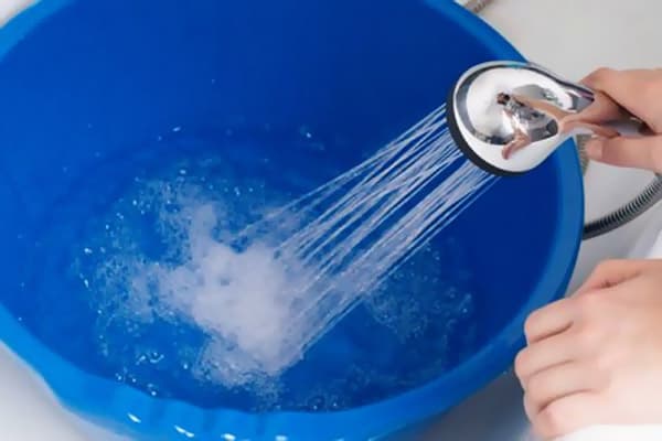 Füllen des Waschbeckens mit Wasser