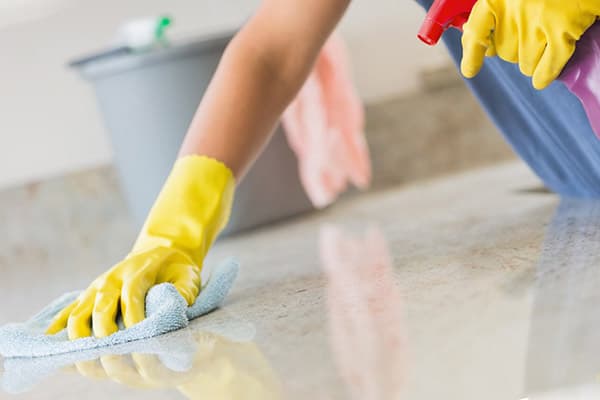 Reinigung von Epoxidharzböden mit Chlorbleiche