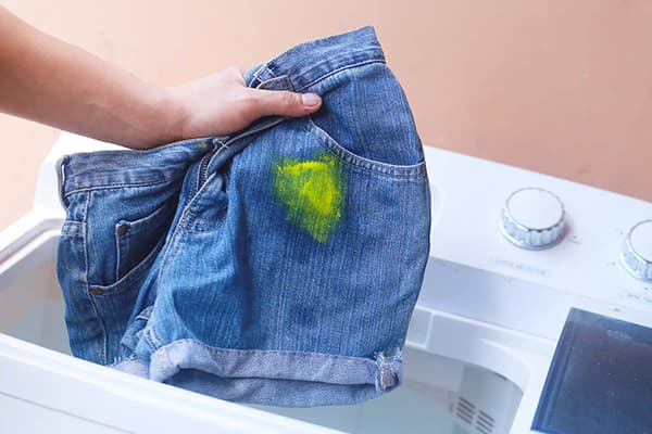 Waschen einer Shorts mit Farbfleck