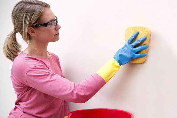 Ein Mädchen wischt die Wand