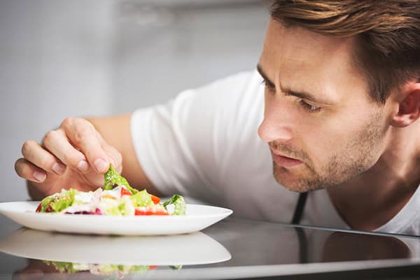 Ein Mann betrachtet Salat