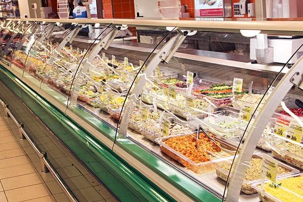 Salate aus der Frischetheke im Supermarkt