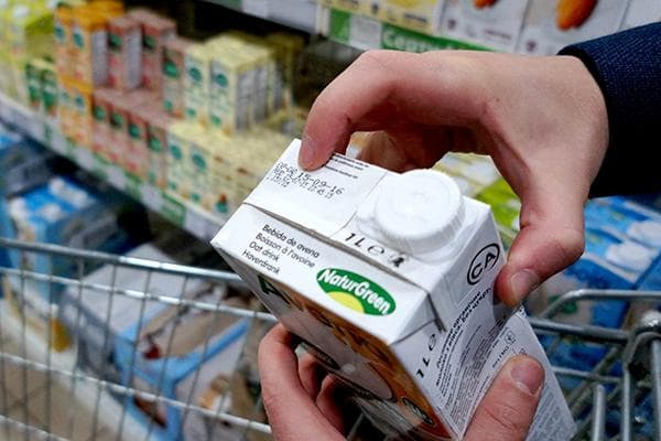 Überprüfung des Mindesthaltbarkeitsdatums von pflanzlicher Milch im Geschäft