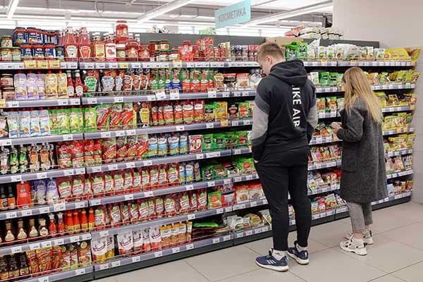 Auswahl von Lebensmitteln im Supermarkt