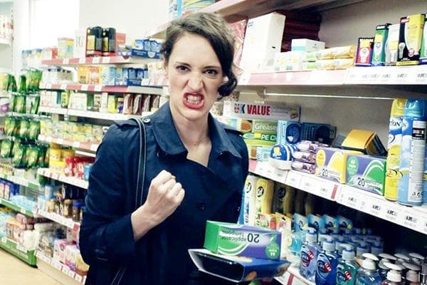 Eine Frau tätigt Einkäufe in einem Supermarkt.