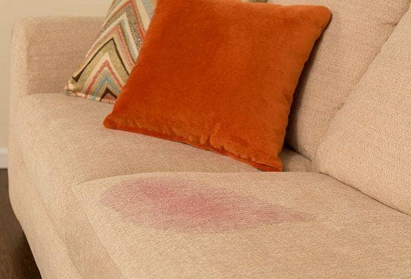 Blutfleck auf dem Sofa