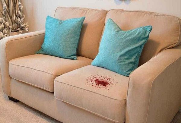 Blut auf dem Sofa