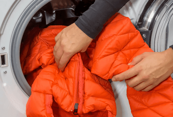 Waschen einer Jacke mit Synthetikfüllung
