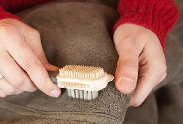 Reinigung einer Wildlederjacke mit einer Bürste
