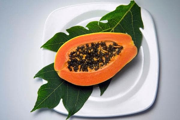 Eine halbe Papaya auf einem Teller