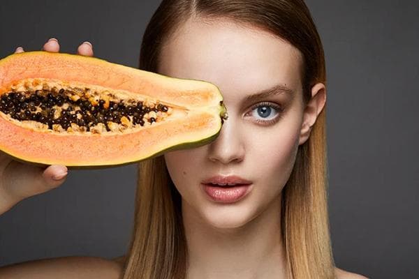 Mädchen mit Papaya