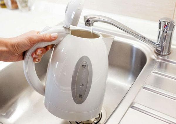 Weißer elektrischer Wasserkocher