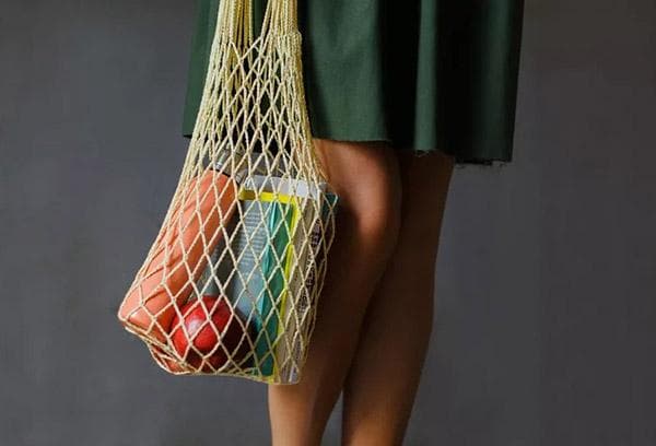 Frau mit Netztasche