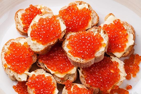 Brötchen mit rotem Kaviar