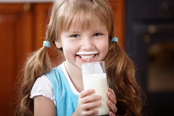 Mädchen trinkt Kefir