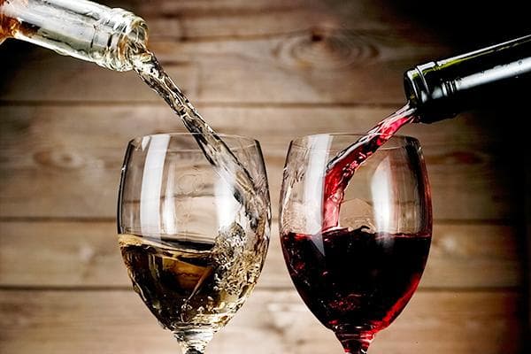 Weißwein und Rotwein