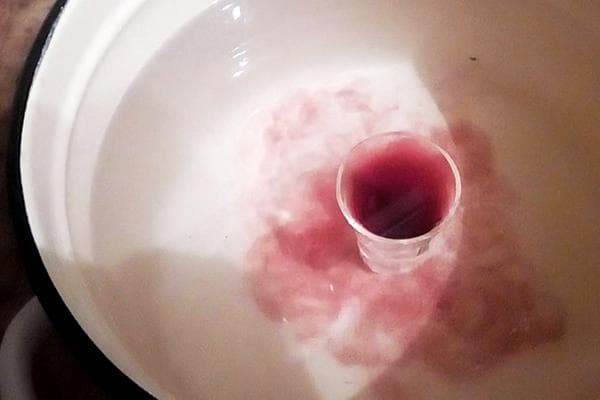Auflösung von Rotwein in Wasser