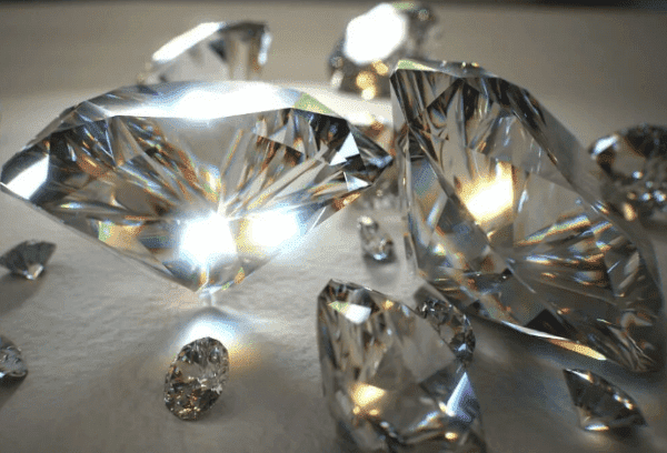 Prüfung des Diamanten auf Funkeln