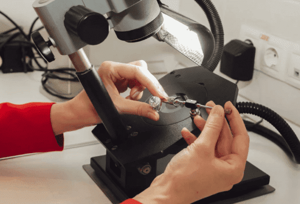 Überprüfung eines Diamanten auf Echtheit im Labor oder durch einen Experten