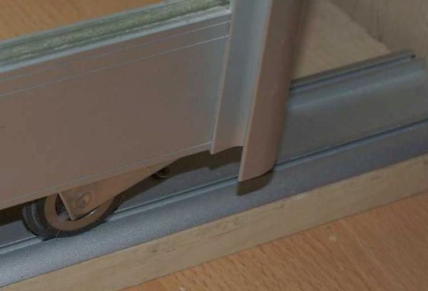 Einstellung der oberen und unteren Rollen der Tür