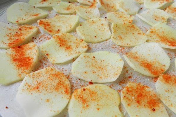 Chipsvorbereitungen mit Gewürzen
