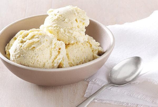 Eis mit Kondensmilch und Sahne